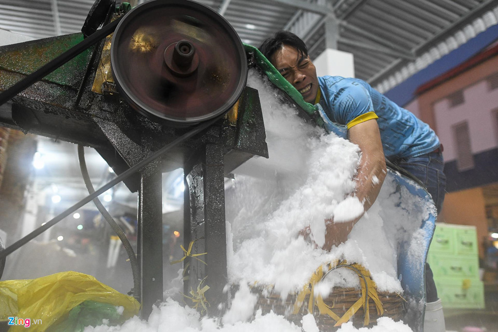 Anh Tuấn Anh (Bình Phước, làm công việc này được 5 năm) cho biết: “Chủ yếu dùng sức người là chính và phải thức được đêm, làm việc liên tục 12 tiếng”.