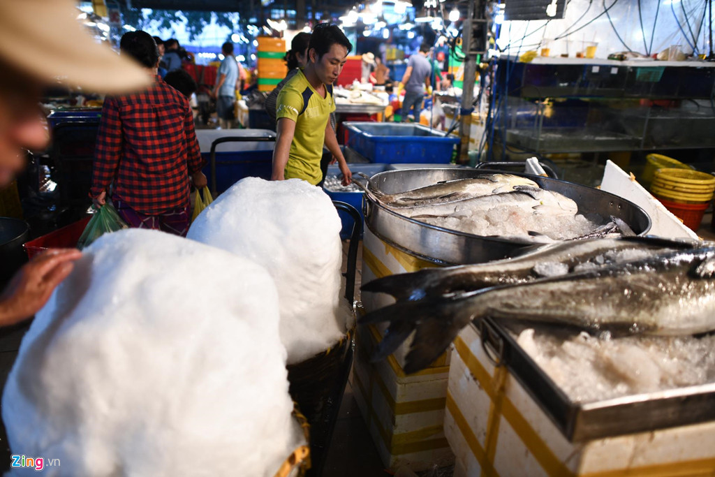 Anh Vũ Đình Quân (Bắc Giang) làm công việc khuân bốc đá được 3 năm nay, trước đó anh đi làm phụ hồ nhưng thu nhập bấp bênh. “Tôi được trả 400.000 đồng cho mỗi đêm làm việc, có thể lấy tiền luôn hoặc trả theo tháng. So với công việc trước thì việc này ổn định và thu nhập cao hơn", anh Quân chia sẻ.