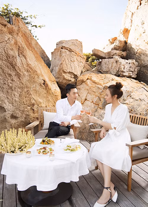 Đàm Thu Trang thay đến 6 kiểu váy đều màu trắng, có thiết kế thanh lịch trong khi Cường Đô la chủ yếu diện vest.