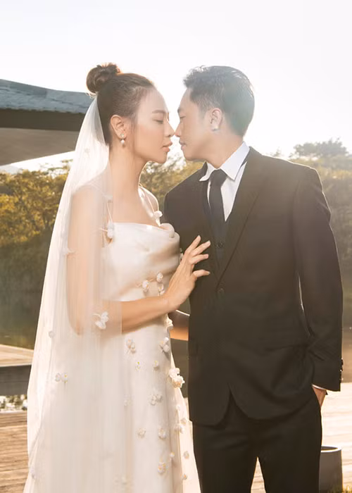 Ảnh cưới của vị đại gia phố núi và nữ ca sĩ gốc Lạng Sơn nhận được nhiều lời khen ngợi.