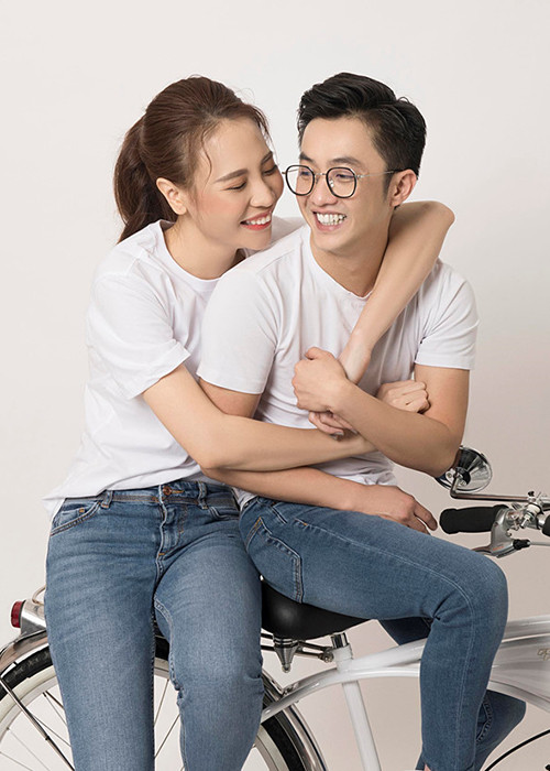 Đã có những ý kiến trái chiều về việc cặp đôi yêu cầu khách mời hạn chế sử dụng thiết bị điện tử và không đưa trẻ em dưới 5 tuổi đến dự đám cưới.