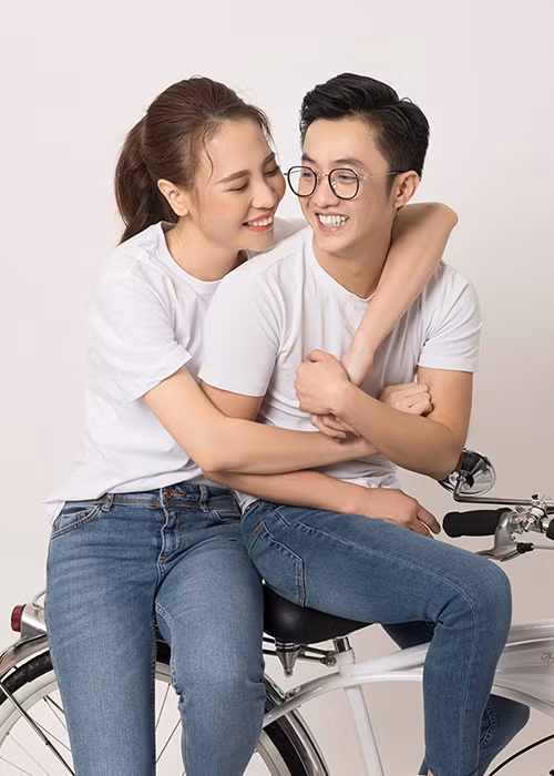 Đã có những ý kiến trái chiều về việc cặp đôi yêu cầu khách mời hạn chế sử dụng thiết bị điện tử và không đưa trẻ em dưới 5 tuổi đến dự đám cưới.