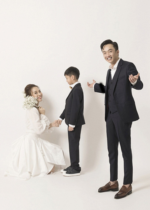 Hình ảnh Cường Đô la nở nụ cười hạnh phúc khi chứng kiến vợ sắp cưới thân thiết với con trai của anh.