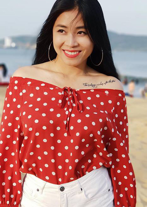 Nữ MC "Chúng tôi là chiến sĩ" dù không có thân hình với 3 vòng chuẩn như người mẫu nhưng vẫn gợi cảm khi diện áo trễ vai, trang phục bikini.