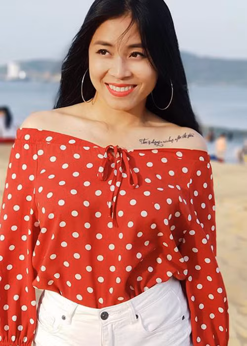 Nữ MC "Chúng tôi là chiến sĩ" dù không có thân hình với 3 vòng chuẩn như người mẫu nhưng vẫn gợi cảm khi diện áo trễ vai, trang phục bikini.