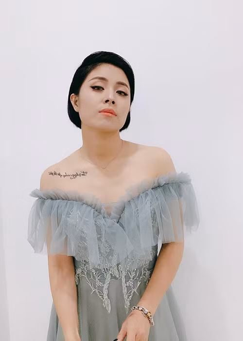 Khi dẫn chương trình "Chúng tôi là chiến sĩ", Hoàng Linh diện trang phục áo lính kín đáo. Ở một số sự kiện khác với vai trò MC, cô thoải mái lựa chọn trang phục hơn.