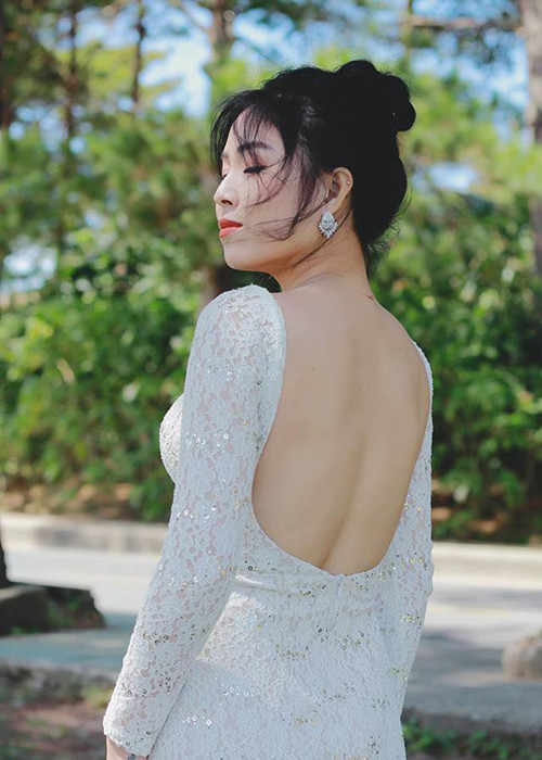 Cô sở hữu gương mặt xinh đẹp, vóc dáng gợi cảm.