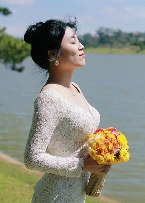 Ngoài đời, Hoàng Linh có gu thời trang giản dị nhưng không ít lần mặc gợi cảm khiến người đối diện khó rời mắt.