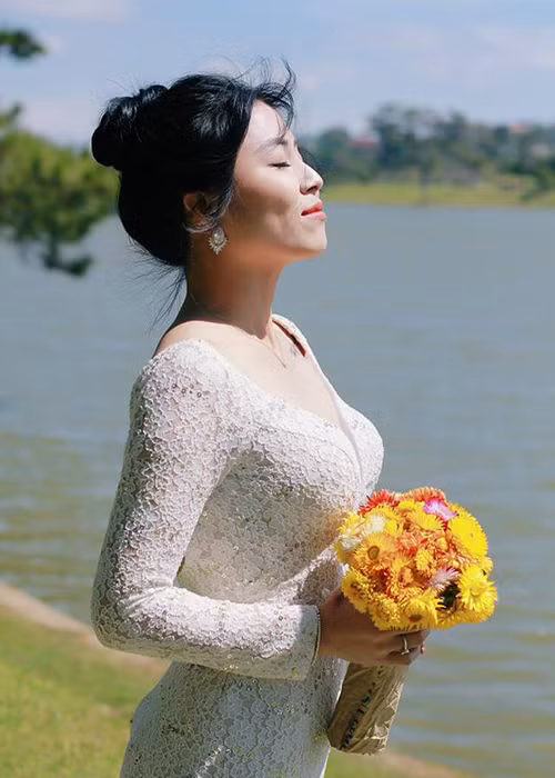 Ngoài đời, Hoàng Linh có gu thời trang giản dị nhưng không ít lần mặc gợi cảm khiến người đối diện khó rời mắt.