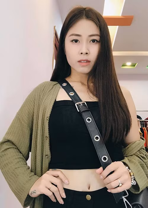 Hình ảnh Hoàng Linh diện áo crop top khoe vòng eo thon gọn, gợi cảm.