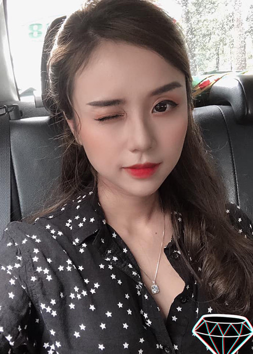 Vợ Hoài Lâm hiện kinh doanh online trong khi Hoài Lâm đã trở lại với nghệ thuật sau 1 năm rời showbiz.