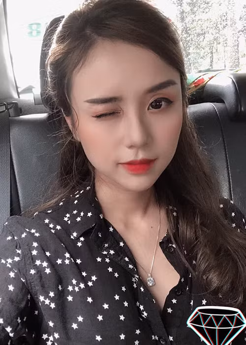 Vợ Hoài Lâm hiện kinh doanh online trong khi Hoài Lâm đã trở lại với nghệ thuật sau 1 năm rời showbiz.