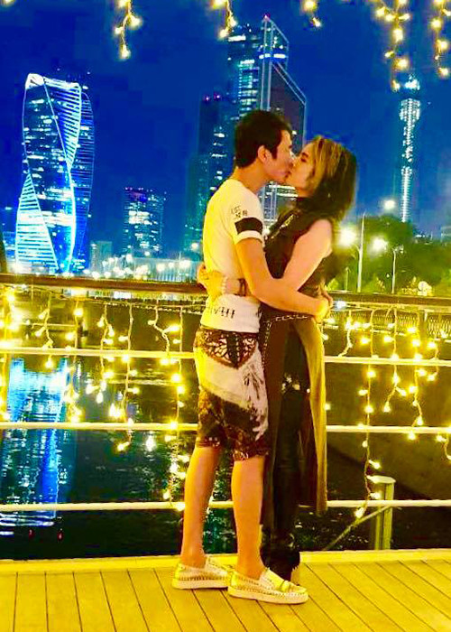 “Đôi khi anh ấy như một người trợ lí vậy, chăm lo cho tôi rất chu đáo. Thậm chí anh ấy còn là người "duyệt" kịch bản phim cho tôi”, Kiều Thanh nói về người bạn đời.