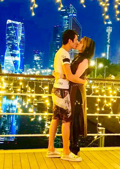 “Đôi khi anh ấy như một người trợ lí vậy, chăm lo cho tôi rất chu đáo. Thậm chí anh ấy còn là người "duyệt" kịch bản phim cho tôi”, Kiều Thanh nói về người bạn đời.