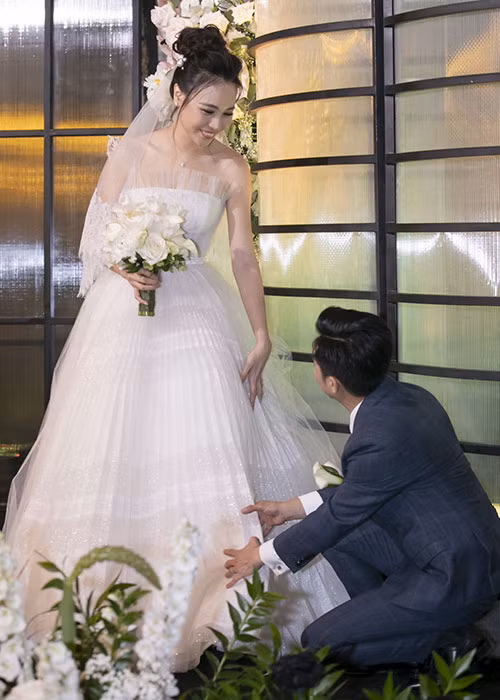 Cường Đô la cùng Đàm Thu Trang vừa xuất hiện để tiếp khách.