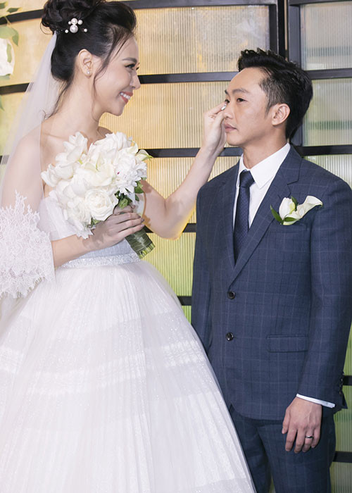 Dù bận rộn với việc đón tiếp khách nhưng cô dâu chú rể vẫn không quên dành cho nhau những cử chỉ tình cảm.