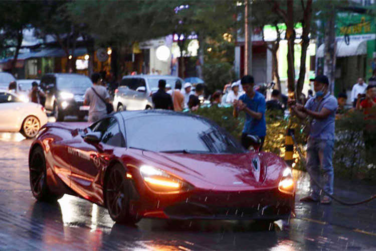 Cường Đô la là dân chơi siêu xe nên ngày vui của anh không thể thiếu hội bạn bè cùng có đam mê xe cộ.