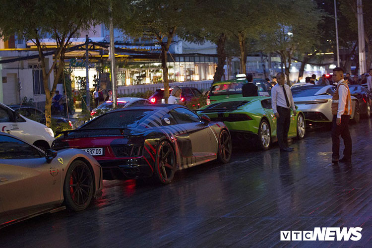 Ở bên ngoài tiệc cưới của Cường Đô la, có khoảng 16 siêu xe đỗ trước lối vào.
