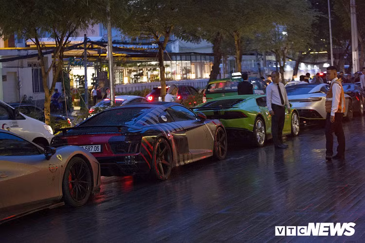 Ở bên ngoài tiệc cưới của Cường Đô la, có khoảng 16 siêu xe đỗ trước lối vào.