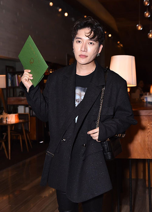 Nhạc sĩ Châu Đăng Khoa cũng đến chúc mừng ngày hạnh phúc của Đàm Thu Trang và Cường Đô la.