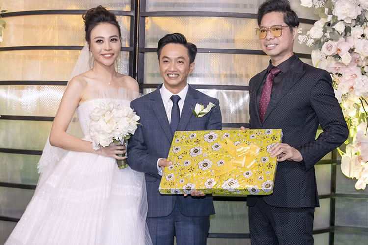 Ca sĩ Ngọc Sơn vừa mang quà cưới đến chúc mừng Cường Đô la - Đàm Thu Trang.