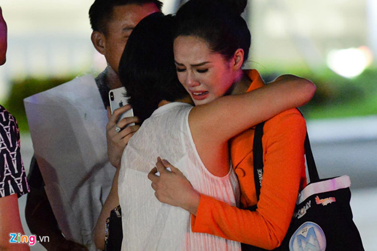 Bạn gái của cầu thủ Trọng Đại khóc nức nở khi gặp lại người thân sau khi rời cuộc thi. Ảnh: Zing