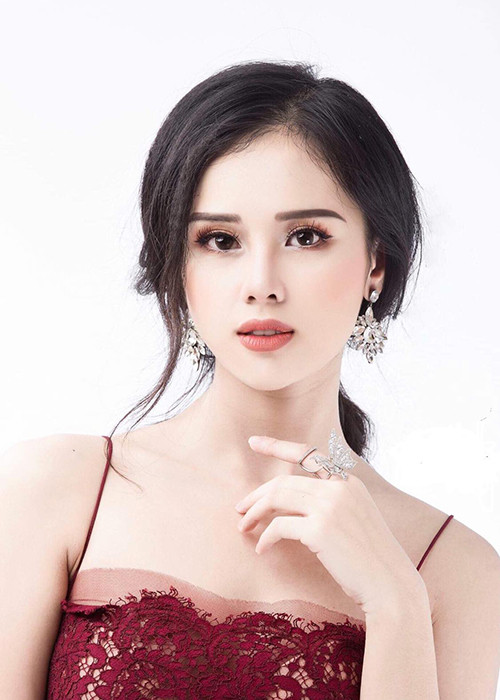 Năm 2016, Huyền Trang góp mặt tại cuộc thi Người đẹp Hạ Long. Tại sân chơi này, cô lọt top 5 và đoạt giải phụ Người đẹp phong cách.