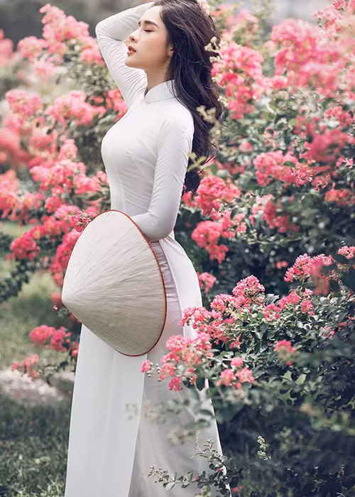 Cũng trong năm 2016, Huyền Trang dự thi Hoa hậu biển Việt Nam. Kết quả, cô lọt chung kết và được trao giải phụ Người đẹp biển.