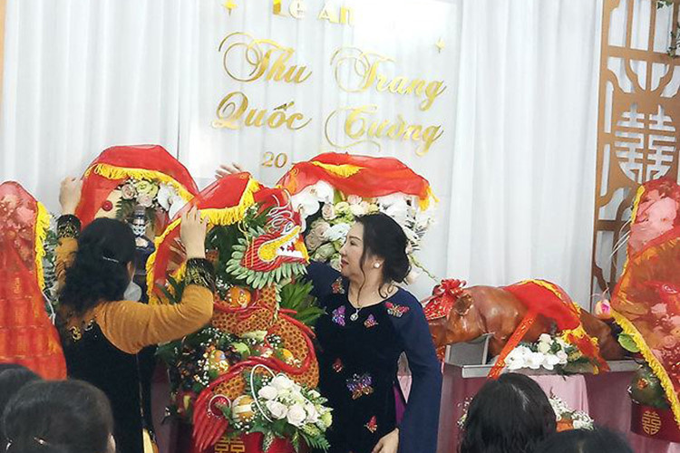 Trong đám cưới, mẹ của Cường Đô la nhắn nhủ con trai và con dâu khi đã gắn bó thì hãy yêu thương và bảo vệ nhau suốt đời.