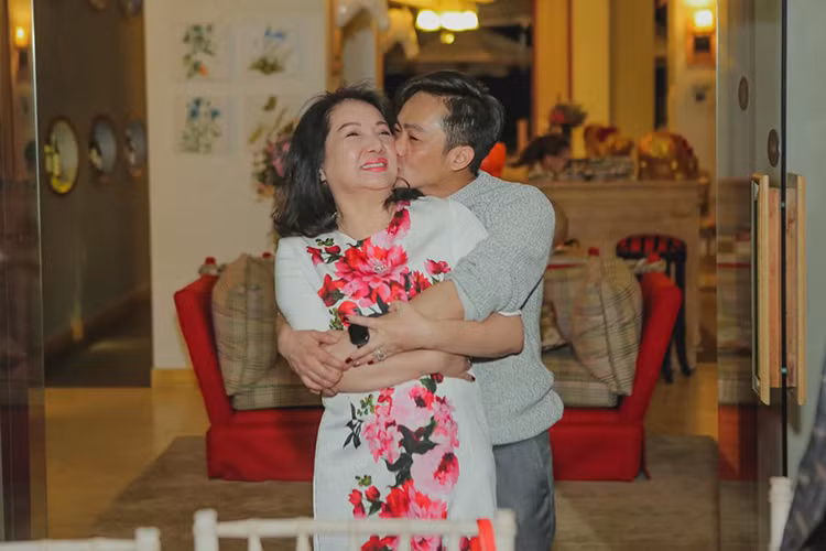 Vị doanh nhân phố núi cũng không quên gửi lời cảm ơn đến mẹ đẻ đã luôn dìu dắt và luôn bao dung với anh.