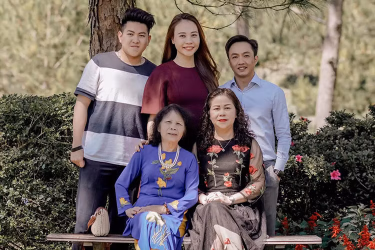 Theo Zing, khi phát biểu trong đám cưới, mẹ của Đàm Thu Trang nhắn nhủ đến gia thông gia và các con: "Cảm ơn anh chị thông gia, đặc biệt là chị Loan. Chị đã sinh ra người con tuyệt vời. Tôi chỉ có hai con, nay con gái lớn đi lấy chồng, nên mong anh chị chỉ bảo để cháu nên người, thành công trong cuộc sống. gia đình tôi cũng sẽ luôn yêu con rể bé nhỏ và Subeo".