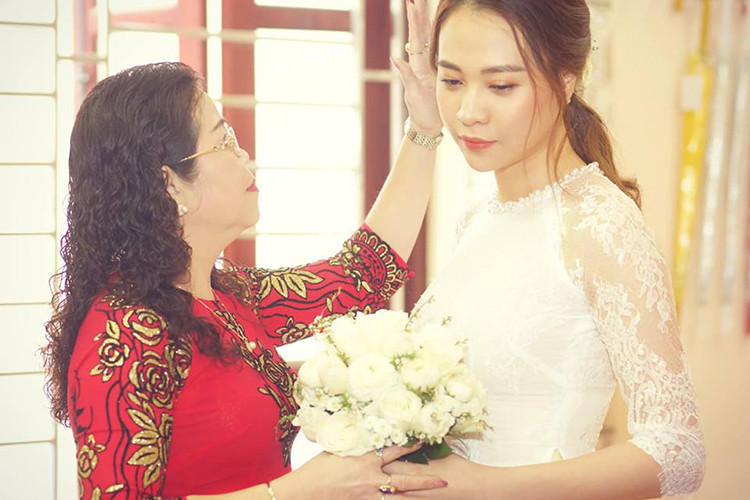 "Cảm ơn mẹ luôn là chỗ dựa tinh thần vững chãi nhất của con trong thời gian qua. Cảm ơn mẹ Loan đã dạy con nhiều điều. Từ lâu, con đã xem mẹ như người mẹ thứ hai của mình", Đàm Thu Trang nói.