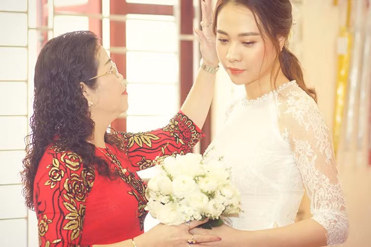 "Cảm ơn mẹ luôn là chỗ dựa tinh thần vững chãi nhất của con trong thời gian qua. Cảm ơn mẹ Loan đã dạy con nhiều điều. Từ lâu, con đã xem mẹ như người mẹ thứ hai của mình", Đàm Thu Trang nói.