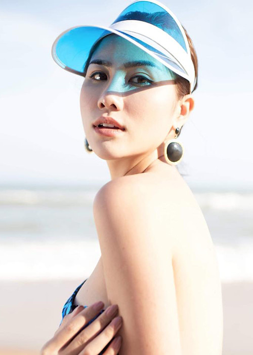  Hình ảnh Hoàng Hạnh đẹp hút mắt người đối diện trong trang phục áo tắm.