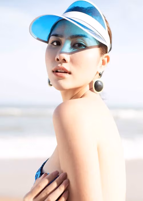  Hình ảnh Hoàng Hạnh đẹp hút mắt người đối diện trong trang phục áo tắm.