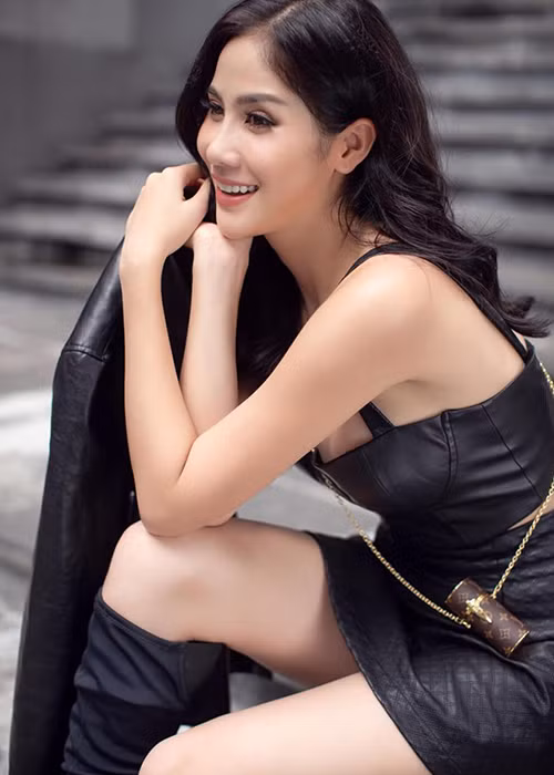 Cô khéo khoe đôi chân thon dài, vòng một căng đầy trong một bộ ảnh xuống phố.