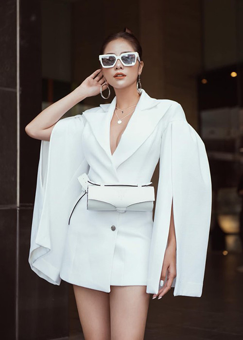 Với danh hiệu á hậu, Hoàng Hạnh được khán giả chú ý nhiều hơn.