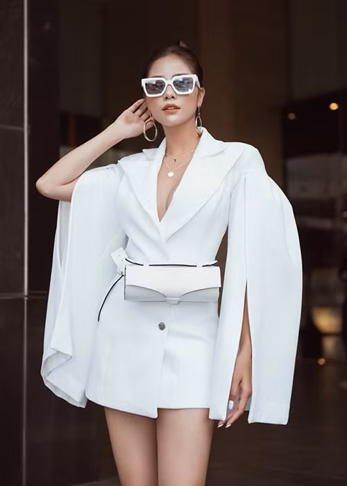 Với danh hiệu á hậu, Hoàng Hạnh được khán giả chú ý nhiều hơn.