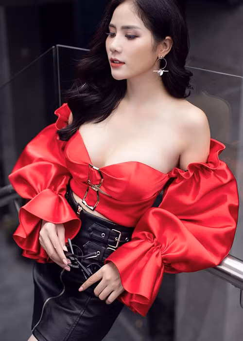 Người đẹp sinh năm 1992 đã lên tiếng phân trần trước lời tố ăn gian hay ồn ào bị hớ hênh trên truyền hình.