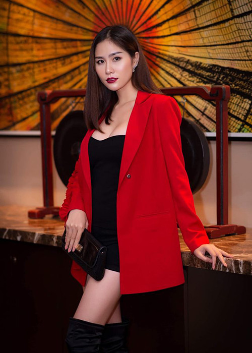 Hoàng Hạnh sở hữu chiều cao 1m75, đôi chân thon dài 1m15.