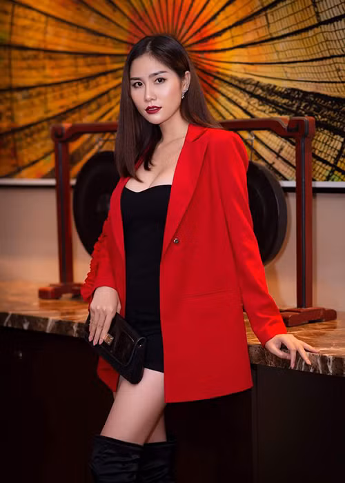 Hoàng Hạnh sở hữu chiều cao 1m75, đôi chân thon dài 1m15.