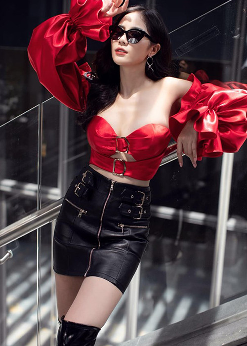 Hoàng Hạnh phủ nhận cô đã ngước mắt lên để dễ dàng thực hiện thử thách bịt mắt đập niêu.