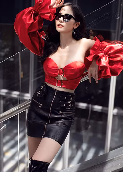 Hoàng Hạnh phủ nhận cô đã ngước mắt lên để dễ dàng thực hiện thử thách bịt mắt đập niêu.