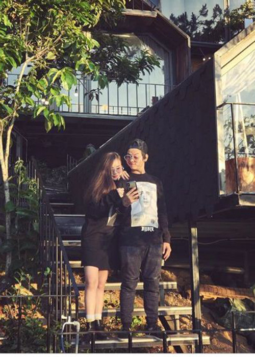 Hoài Lâm không còn sử dụng mạng xã hội. Hình ảnh của anh chỉ được tiết lộ qua bạn gái.