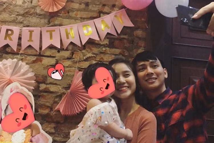 Tuy nhiên, mới đây, trong cuộc phỏng vấn Zing, Hoài Lâm nói trong năm qua, anh đã thay đổi lối sống của mình để lo cho vợ con.