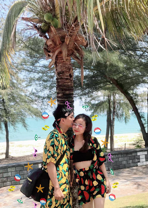 Tình cảm của nam ca sĩ và người yêu vẫn mặn nồng sau nhiều năm gắn bó.