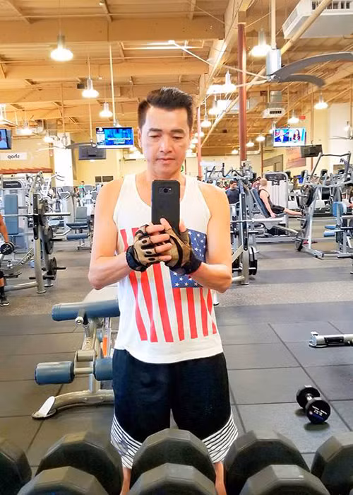 Quang Minh tập gym để giữ sức khỏe cùng vóc dáng.