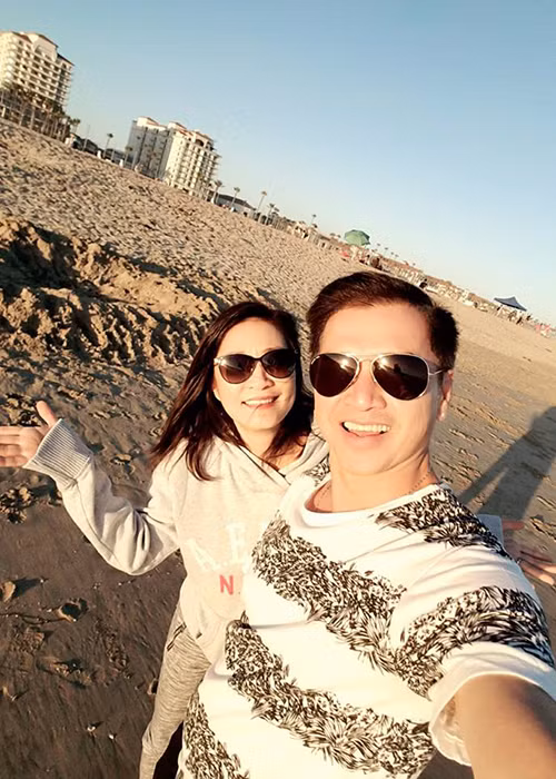 Trước khi đường ai nấy bước, Quang Minh - Hồng Đào được biết đến là cặp nghệ sĩ hài hải ngoại nổi tiếng, có tổ ấm hạnh phúc.