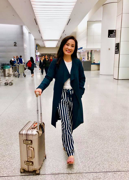 Trong khi Quang Minh ăn mặc trẻ trung, năng động thì Hồng Đào chọn phong cách giản dị.