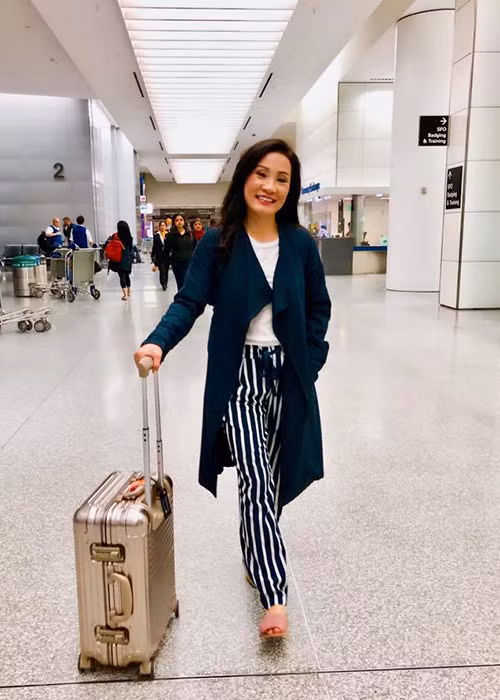 Trong khi Quang Minh ăn mặc trẻ trung, năng động thì Hồng Đào chọn phong cách giản dị.